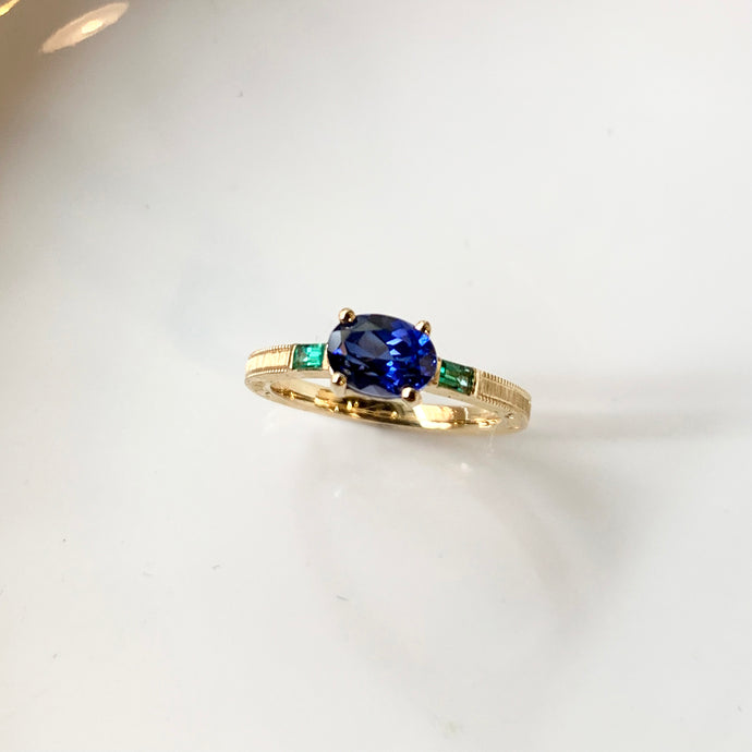 "Soraka" ring - 18k yellow gold Blue Sapphire & Emerald engrave ring