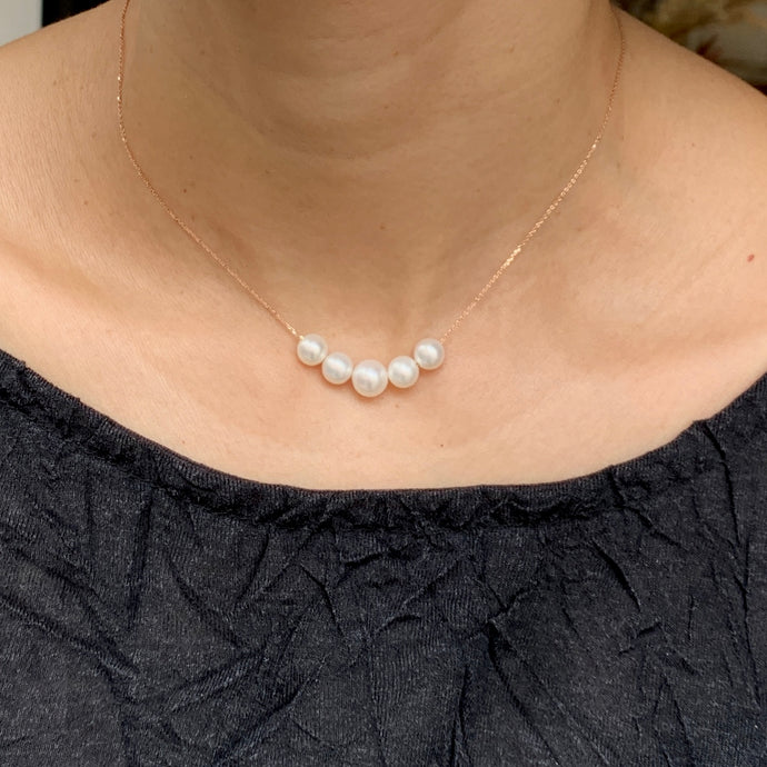 Just simple and chic pearl necklace
