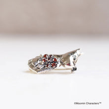 Load image into Gallery viewer, SV Moomin [Moominmamma with Red Bouquet] Pendant Brooch