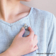 Load image into Gallery viewer, SV Moomin [Moomin Always Picking Flowers] Pendant Brooch